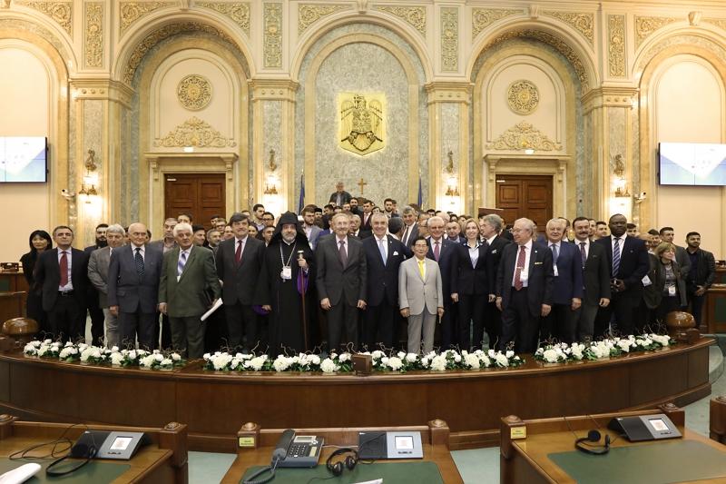 Commemorative photo of the peace conference held at the Plenary Hall of the Romanian Senate